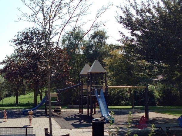 We vernieuwen de speelplek aan de Schepenstraat. We plaatsen nieuwe speeltoestellen en halen de rubbertegels weg. Eerder vroegen we jullie om ideeën en hebben we de kinderen in de wijk laten stemmen op toestellen die zij leuk vinden. De resultaten hebben we verwerkt in vier ontwerpen. Tijd om te gaan stemmen!